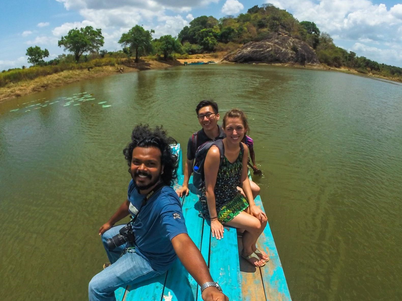 Gene mit Gästen am Habarana-See